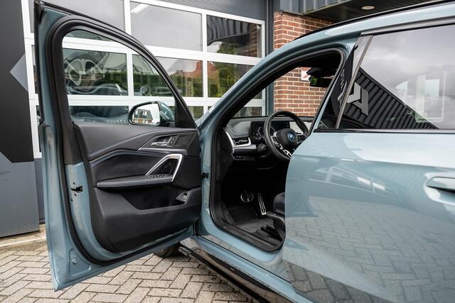BMW X1 25e xDrive M Sport | Panorama | Shadow | Maxton | Camera | Elek. Trekhaak | Adap. led | Stoelverwarming | 20' inch |