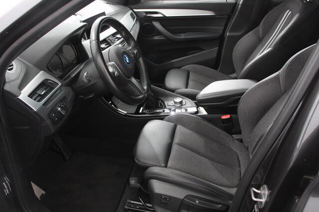 BMW X1 xDrive25e M-Sport PHEV 221pk Shadow Line Climate Control Cruise Control Camera Parkeer sensoren Navigatie Electrische Achterklep