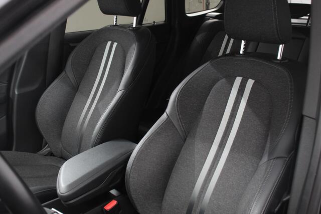 BMW X1 xDrive25e M-Sport PHEV 221pk Shadow Line Climate Control Cruise Control Camera Parkeer sensoren Navigatie Electrische Achterklep