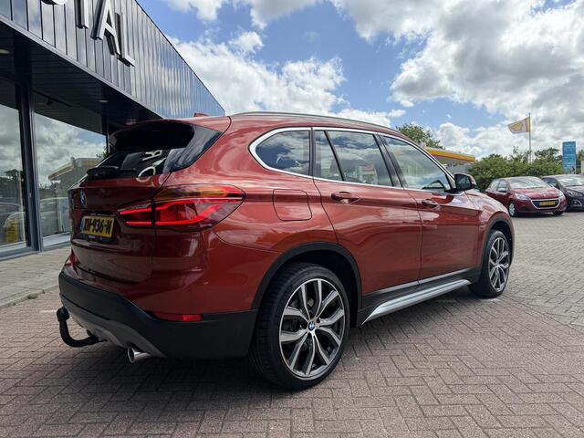 BMW X1 sDrive20i Orange Edition II AUTOMAAT| LEDER SPORT INTERIEUR| PANORAMADAK| CAMERA| NAVIGATIE| AIRCO/ECC | CRUISECONTROL| TREKHAAK| PARKEERSENSOREN