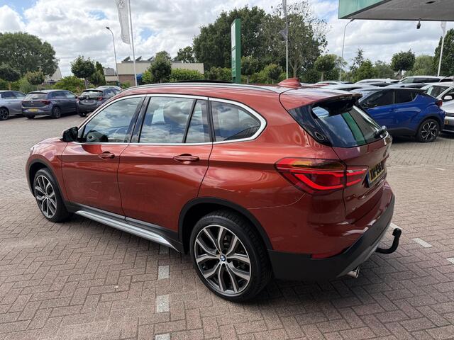 BMW X1 sDrive20i Orange Edition II AUTOMAAT| LEDER SPORT INTERIEUR| PANORAMADAK| CAMERA| NAVIGATIE| AIRCO/ECC | CRUISECONTROL| TREKHAAK| PARKEERSENSOREN