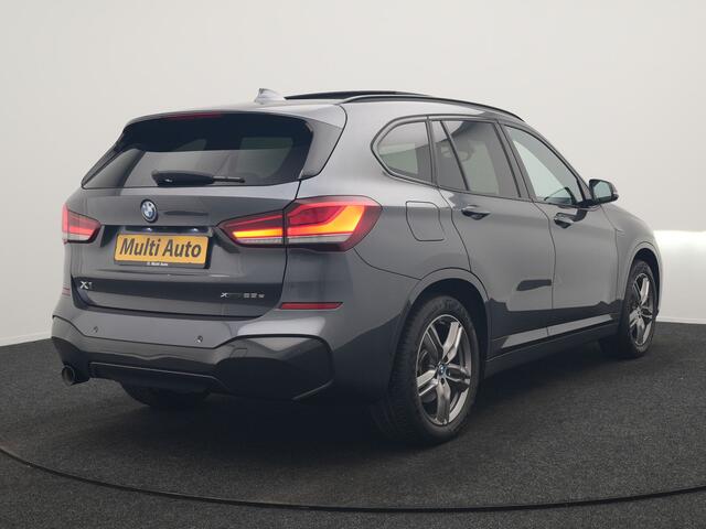 BMW X1 xDrive25e M Sport PHEV 221pk Dealer O.H. | Trekhaak Afn. | Panodak | Head Up | Adaptive Cruise | Camera | Lederen Sportstoelen Memory & Verwarmd | Keyless | Sfeerverlichting | Navigatie | DAB | Plug In Hybrid |