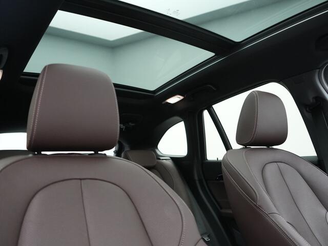 BMW X1 xDrive25e M Sport PHEV 221pk Dealer O.H. | Trekhaak Afn. | Panodak | Head Up | Adaptive Cruise | Camera | Lederen Sportstoelen Memory & Verwarmd | Keyless | Sfeerverlichting | Navigatie | DAB | Plug In Hybrid |