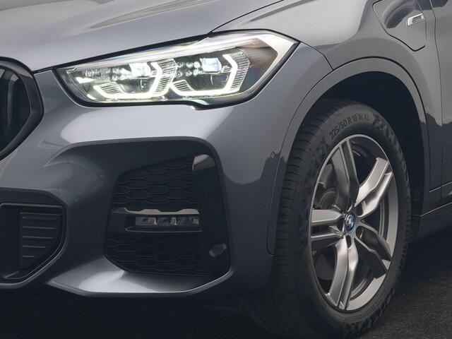 BMW X1 xDrive25e M Sport PHEV 221pk Dealer O.H. | Trekhaak Afn. | Panodak | Head Up | Adaptive Cruise | Camera | Lederen Sportstoelen Memory & Verwarmd | Keyless | Sfeerverlichting | Navigatie | DAB | Plug In Hybrid |