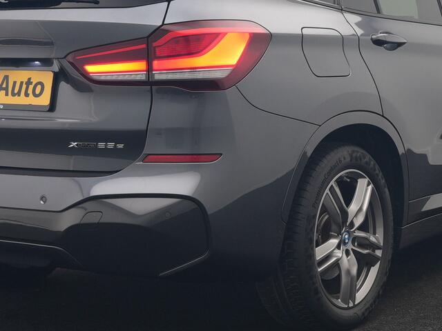 BMW X1 xDrive25e M Sport PHEV 221pk Dealer O.H. | Trekhaak Afn. | Panodak | Head Up | Adaptive Cruise | Camera | Lederen Sportstoelen Memory & Verwarmd | Keyless | Sfeerverlichting | Navigatie | DAB | Plug In Hybrid |