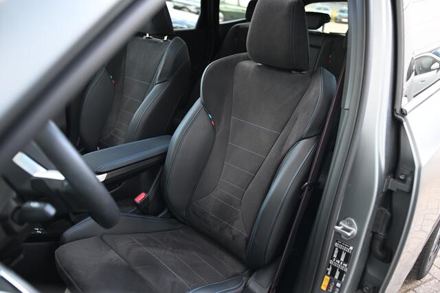 BMW X1 xDrive25e M Sport Automaat / Panoramadak / Sportstoelen / Comfort Access / Achteruitrijcamera / Adaptieve LED / 19" LMV