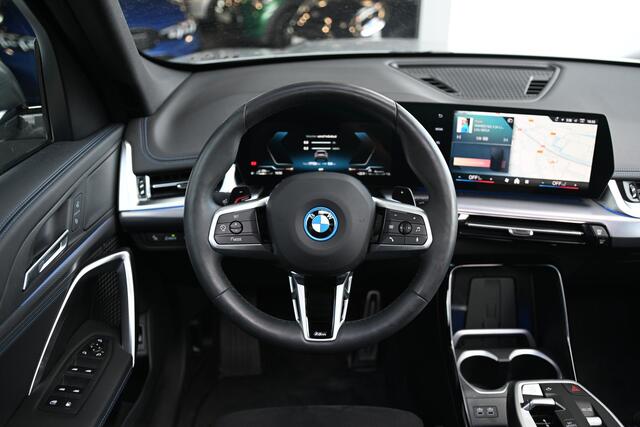 BMW X1 xDrive25e M Sport Automaat / Panoramadak / Sportstoelen / Comfort Access / Achteruitrijcamera / Adaptieve LED / 19" LMV
