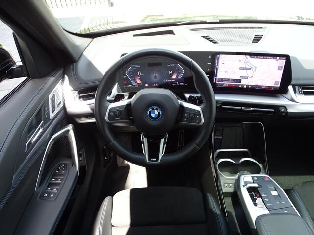 BMW X1 xDrive30e Pano dak Elek Trekhaak M sportpakket Pro Innovation Pack Guidance Paket Travel Paket 20''LM Velgen