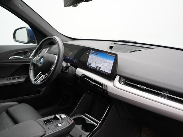 BMW X1 xDrive25e Sportline PHEV 245pk Dealer O.H. | Trekhaak Af Fabriek | Adaptive Cruise | Camera | Harman / Kardon | Lederen Sportstoelen Massage & Memory | Sfeerverlichting | Keyless | Blis | Stoelen & Stuur Verwarmd | Apple Carplay | Plug In Hybrid |