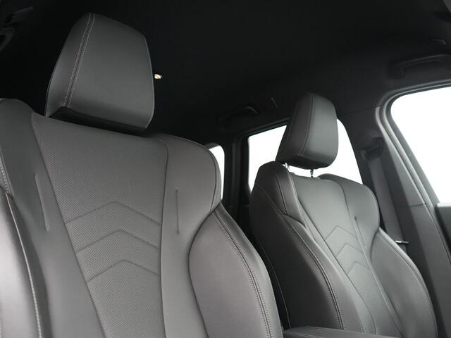 BMW X1 xDrive25e Sportline PHEV 245pk Dealer O.H. | Trekhaak Af Fabriek | Adaptive Cruise | Camera | Harman / Kardon | Lederen Sportstoelen Massage & Memory | Sfeerverlichting | Keyless | Blis | Stoelen & Stuur Verwarmd | Apple Carplay | Plug In Hybrid |