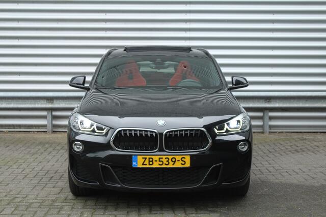 BMW X2 sDrive20i High 192pk Executive AUTOMAAT NL-Auto NAP 1e Eigenaar Panoramadak Clima Cruise Navi HUD El. Klep Trekhaak 1800kg