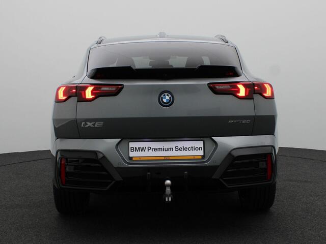 BMW X2 iX2 eDrive20 M Sportpakket Pro | Innovation Pack | Comfort Pack | Stuurwielrand Verwarmd | Comfort Access | Trekhaak | Panoramadak | Elektrisch Verstelbare Sportstoelen | Driving Assistant Plus | Head-Up Display | Harman Kardon | 20''