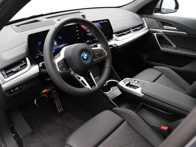 BMW X2 iX2 eDrive20 M Sportpakket Pro | Innovation Pack | Comfort Pack | Stuurwielrand Verwarmd | Comfort Access | Trekhaak | Panoramadak | Elektrisch Verstelbare Sportstoelen | Driving Assistant Plus | Head-Up Display | Harman Kardon | 20''