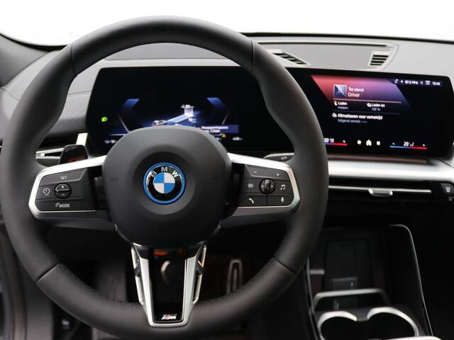BMW X2 iX2 eDrive20 M Sportpakket Pro | Innovation Pack | Comfort Pack | Stuurwielrand Verwarmd | Comfort Access | Trekhaak | Panoramadak | Elektrisch Verstelbare Sportstoelen | Driving Assistant Plus | Head-Up Display | Harman Kardon | 20''