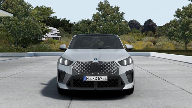 BMW X2 iX2 eDrive20 High Executive M Sport / Panoramadak / Trekhaak / Sportstoelen / Adaptieve LED / Comfort Access / Head-Up / Parking Assistant Plus / M Adaptief onderstel