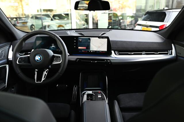 BMW X2 iX2 eDrive20 M Sport / Panoramadak / Trekhaak / Sportstoelen / Comfort Access / M Adaptief onderstel / Adaptieve LED / Parking Assistant Plus