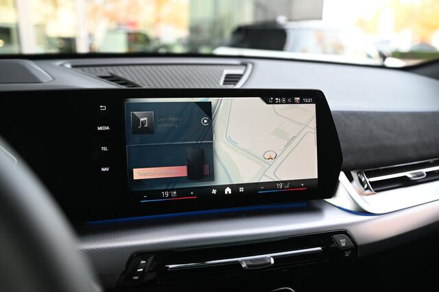 BMW X2 iX2 eDrive20 M Sport / Panoramadak / Trekhaak / Sportstoelen / Comfort Access / M Adaptief onderstel / Adaptieve LED / Parking Assistant Plus