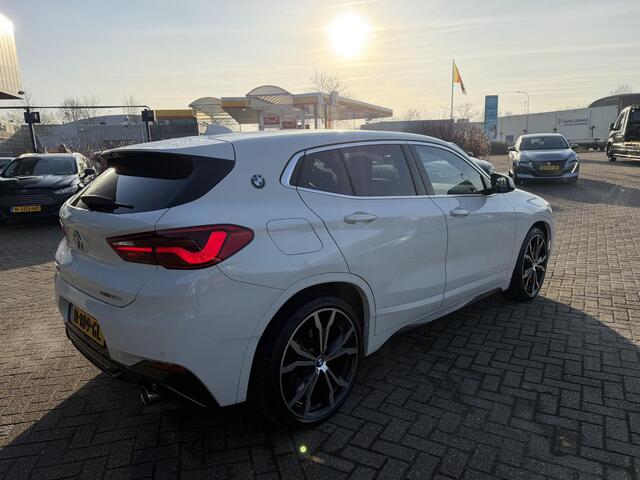 BMW X2 sDrive20i High Executive AUTOMAAT | LEDER | DODEHOEK DETECTIE | ACHTERUIT RIJ CAMERA | SPORT STOELEN| KEYLESS ENTRY/GO|NAVIGATIE | BI- XENON KOPLAMPEN | STOEL VERWARMING |
