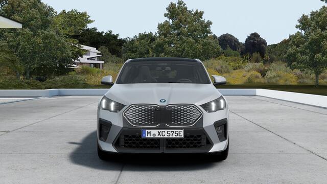 BMW X2 iX2 eDrive20 High Executive M Sport / Panoramadak / Trekhaak / M Sportstoelen / Head-Up / Adaptieve LED / Parking Assistant Plus / M Adaptief onderstel