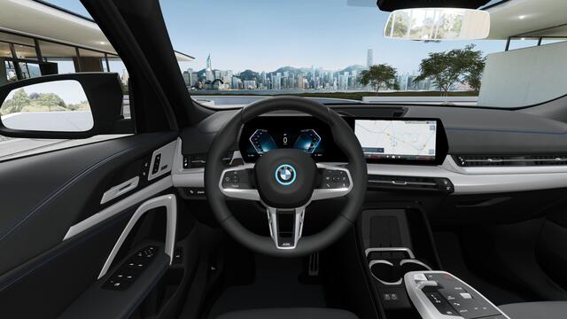 BMW X2 iX2 eDrive20 High Executive M Sport / Panoramadak / Trekhaak / M Sportstoelen / Head-Up / Adaptieve LED / Parking Assistant Plus / M Adaptief onderstel