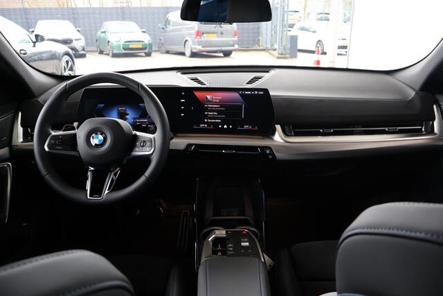 BMW X2 sDrive 20i | M Sportpakket | Premium Pack | Comfort Pack| Trekhaak | Showroom Selection
