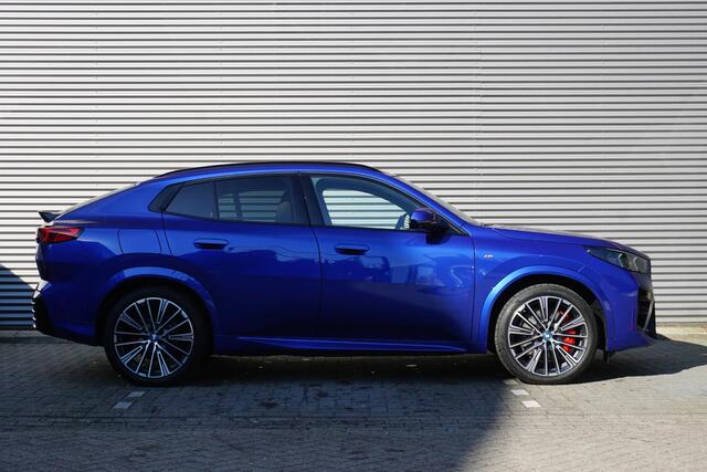 BMW X2 iX2 xDrive30 M Sportpakket Pro | Innovation Pack | Comfort Pack | Glazen panoramadak | Parking Assistant Plus | BMW Head-Up Display | Ekris Selection