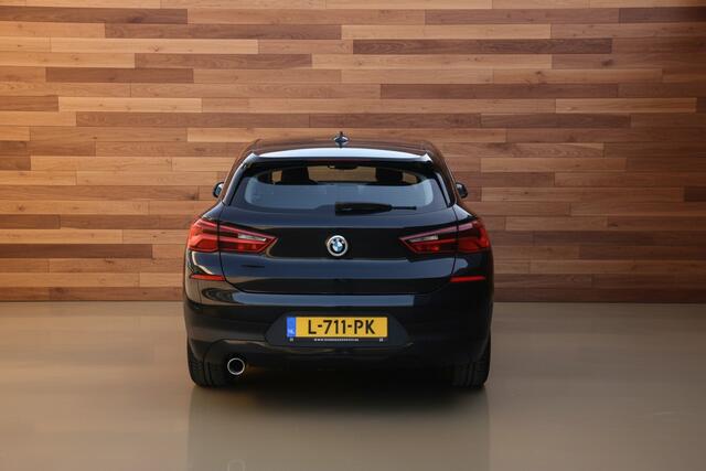 BMW X2 sDrive18i | SPORT STOELEN | 18"LMV | TREKHAAK