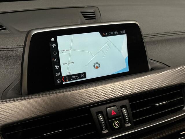 BMW X2 1.8i sDrive M Sport 140Pk Automaat (NAVIGATIE, M PAKKET, BLACK PACK, LEDER, STOELVERWARMING, SPORTSTOELEN, GETINT GLAS, SFEERVERLICHTING, PARKEERSENSOREN, NIEUWSTAAT)