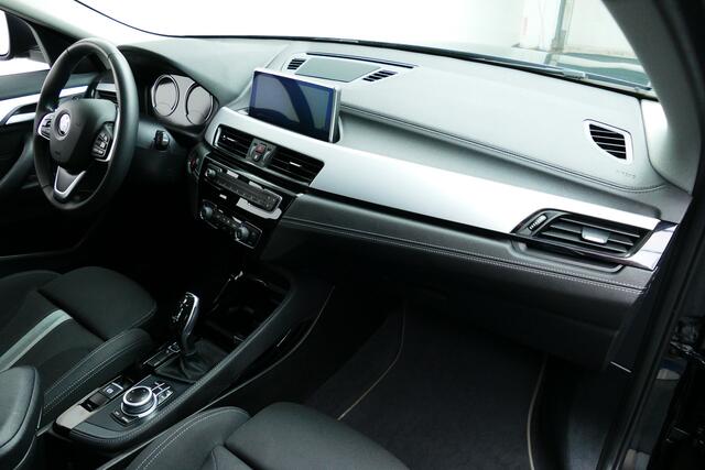 BMW X2 sDrive18i High Executive. Navi, Clima, StoelVerw, 18"LMV, Haak 1700kg