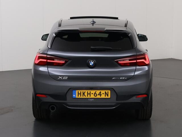 BMW X2 xDrive25e High Executive | M-Pakket | Panoramadak | Sportstoelen | HUD | M-Sportstoelen Elektrisch verstelbaar + Geheugen | Camera | Navigatie | DAB | Stoelverwarming | Ele. kofferdeksel |