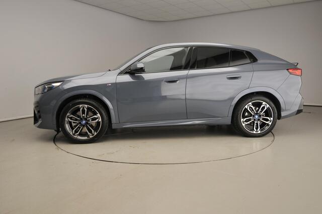 BMW X2 iX2 xDrive30 M-Sportpakket | HUD | Adaptief onderstel | Panoramadak | Harman-Kardon | Park assist | Alu wielen 19 inch