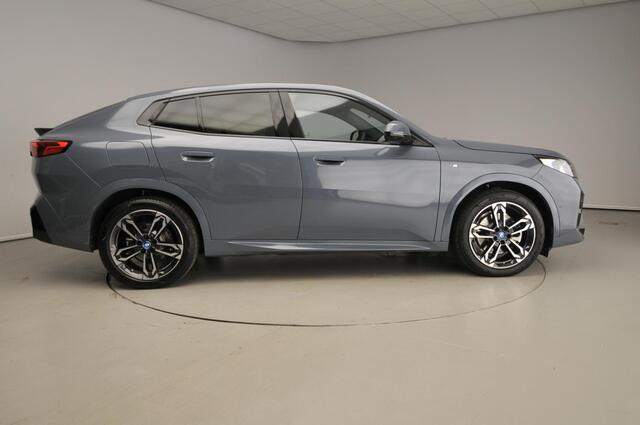 BMW X2 iX2 xDrive30 M-Sportpakket | HUD | Adaptief onderstel | Panoramadak | Harman-Kardon | Park assist | Alu wielen 19 inch