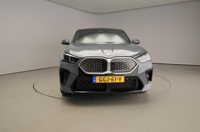 BMW X2 iX2 xDrive30 M-Sportpakket | HUD | Adaptief onderstel | Panoramadak | Harman-Kardon | Park assist | Alu wielen 19 inch