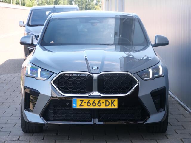 BMW X2 sDrive20i Launch Edition 170 Pk Automaat Navi / DAB / Leer / Trekhaak / M-pakket / Apple Carplay