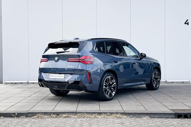 BMW X3 30e xDrive M-Sport Pro / Driving Assistant Professional / Head-Up / Harman Kardon / Stoelventilatie / Adaptieve LED koplampen / Iconic Glow / Adaptief onderstel / Panoramadak / Getinte Ramen / 21 Inch