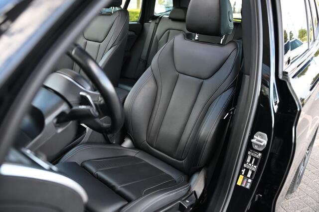 BMW X3 xDrive30e High Executive M Sport Automaat / Panoramadak / Trekhaak / Sportstoelen / Achteruitrijcamera / LED / Stoelverwarming / BMW Live Cockpit Professional