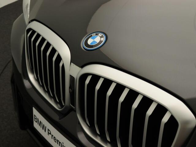 BMW X3 xDrive30e M Sportpakket | Trekhaak | Driving Assistant | Head-Up Display | Harman Kardon | 20"
