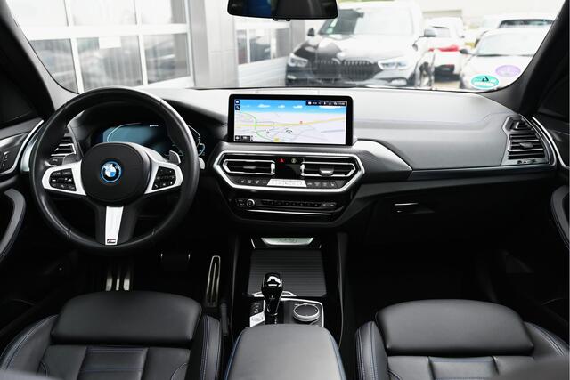 BMW X3 xDrive30e High Executive M Sport Automaat / Panoramadak / Sportstoelen / LED / Parking Assistant Plus / Stoelverwarming / Live Cockpit Professional