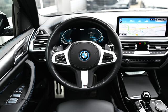 BMW X3 xDrive30e High Executive M Sport Automaat / Panoramadak / Sportstoelen / LED / Parking Assistant Plus / Stoelverwarming / Live Cockpit Professional