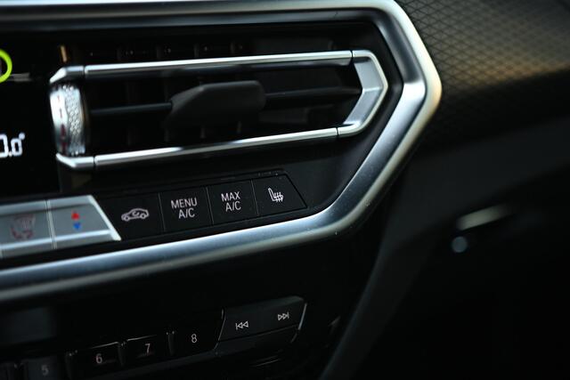 BMW X3 xDrive30e High Executive M Sport Automaat / Sportstoelen / LED / Parking Assistant Plus / Stoelverwarming / Live Cockpit Professional