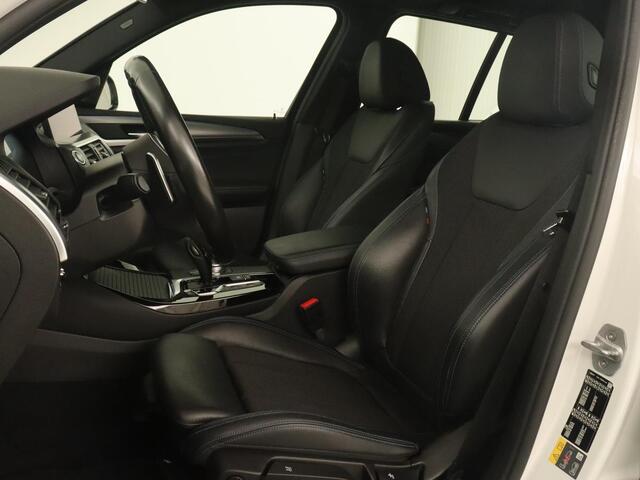 BMW X3 xDrive30e M Sport | 360 Camera | Harman/Kardon | Stoelverwarming | 20'' | Sportstoelen | Sfeerverlichting | Half leder | Navigatie | Live Cockpit | Keyless | PHEV | Plug In