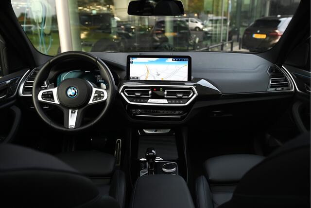 BMW X3 30e xDrive M Sport Automaat / Panoramadak / Trekhaak / Sportstoelen / Laserlight / Comfort Access / Parking Assistant Plus / Head-Up / Live Cockpit Professional
