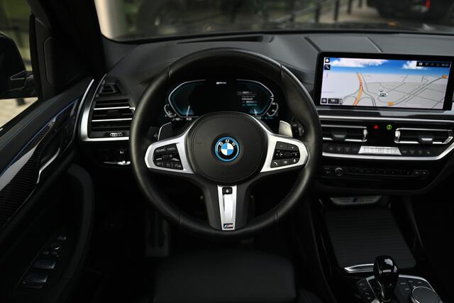 BMW X3 30e xDrive M Sport Automaat / Panoramadak / Trekhaak / Sportstoelen / Laserlight / Comfort Access / Parking Assistant Plus / Head-Up / Live Cockpit Professional