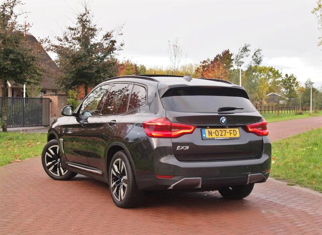 BMW X3 iX3 Executive 80 kWh | Panoramadak | Camera | Trekhaak | Sfeerverlichting | Apple Carplay |