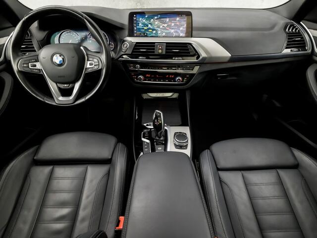 BMW X3 xDrive20i High Executive 184Pk Automaat (PANORAMADAK, HEAD-UP DISPLAY, GROOT NAVI, STUUR/STOELVERWARMING, ELEK SPORTSTOELEN, LEDER, ZWART HEMEL, GETINT GLAS, SFEERVERLICHTING, NIEUWSTAAT)