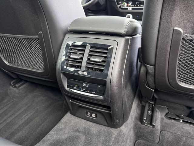 BMW X3 xDrive30e High Executive M-Sport 20 Inch / Stoelverwarming / Electrische Zwenkhaak / Glazen Schuifdak / Adaptieve Led Koplampen / Hifi