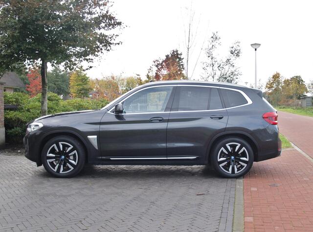 BMW X3 iX3 Executive 80 kWh | Panoramadak | Camera | Trekhaak | Sfeerverlichting | Apple Carplay |