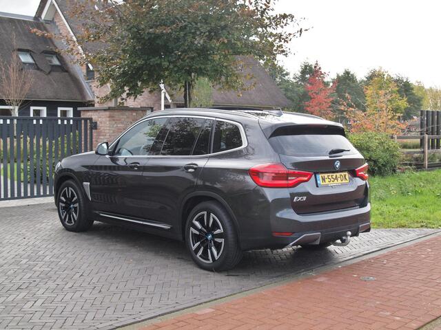 BMW X3 iX3 Executive 80 kWh | Panoramadak | Camera | Trekhaak | Sfeerverlichting | Apple Carplay |