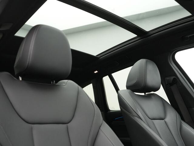 BMW X3 xDrive30e M Sport FACELIFT Plug In Hybrid 293pk Dealer O.H. PHEV | Laser LED | Panodak | Head Up | 360 Camera | Lederen Sportstoelen Memory & Verwarmd | Apple Carplay | Sfeerverlichting | Stuur Verwarmd | Keyless | Blis | Navigatie | Virtual | DAB |