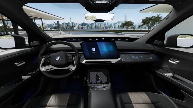 BMW X3 iX3 50 xDrive M Sport / Panoramadak / Trekhaak / M Sportstoelen / Parking Assistant Professional / Stuurverwarming / Head-Up